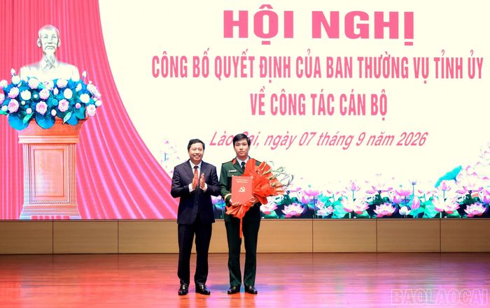 Đồng chí Dương Quốc Huy - Bí thư Tỉnh ủy, Bí thư Đảng ủy Quân sự tỉnh trao quyết định và tặng hoa chúc mừng đồng chí Lương Hoàng Giang.