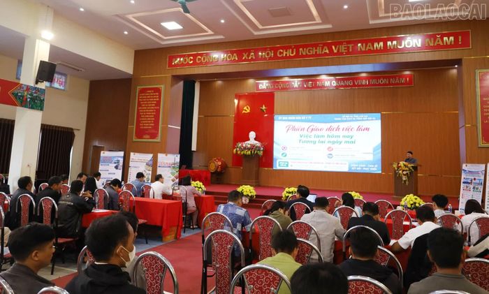 Quang cảnh phiên giao dịch việc làm tại xã Y Tý.
