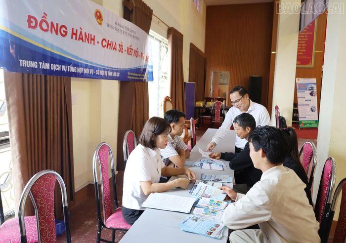 Cán bộ Trung tâm Dịch vụ tổng hợp Nội vụ tỉnh tư vấn thông tin thị trường lao động cho người dân xã Y Tý.