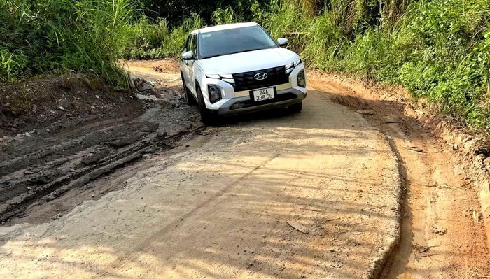 Đường xuống cấp khiến người dân và các phương tiện đi lại khó khăn.