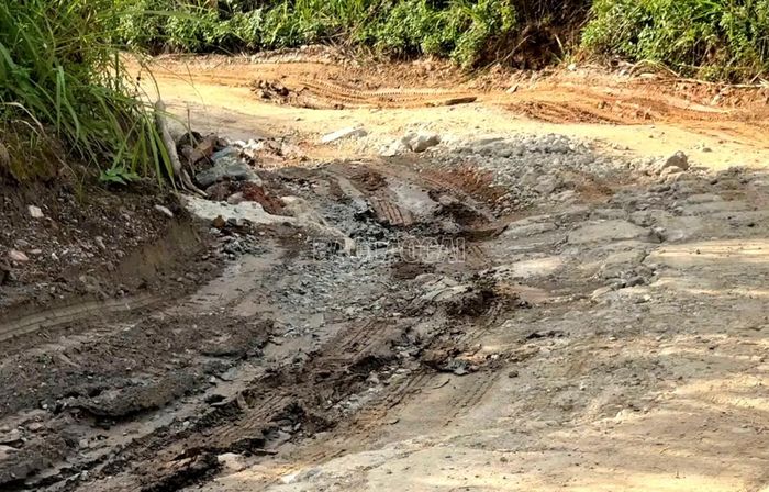 Mặt đường lồi lõm khiến phương tiện di chuyển khó khăn.