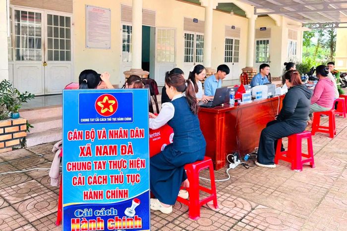 Xã Nam Đà về tận các thôn, bon hỗ trợ người dân thực hiện các thủ tục hành chính