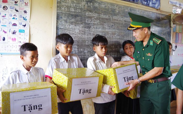 Đồn Biên phòng Cửa khẩu Bu P'răng (BĐBP tỉnh Lâm Đồng) tặng quà cho học sinh Campuchia trong chương trình “Nâng bước em tới trường”. Ảnh VH