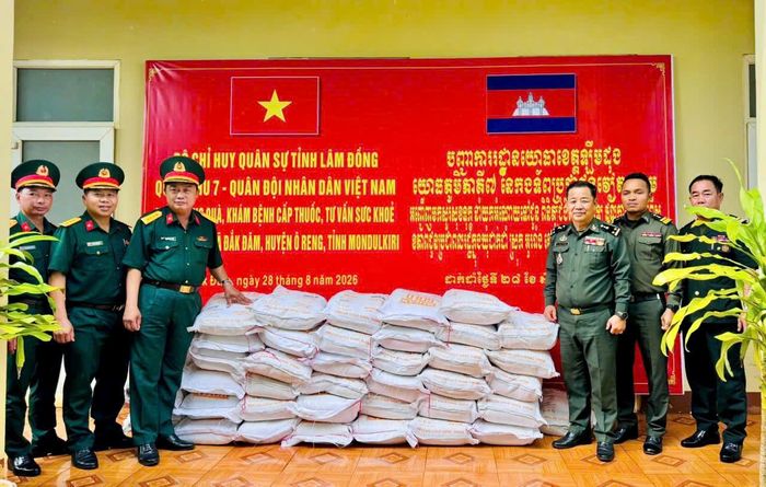 Bộ CHQS tỉnh Lâm Đồng tặng 1.000 kg gạo cho Tiểu khu Quân sự tỉnh Mondulkiri