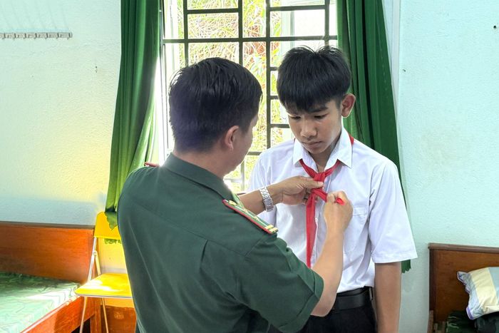 Sự chăm lo tận tình của các bố giúp Y Dũng thêm tự tin trước thềm năm học mới