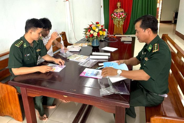 Các bố ở Tổ công tác địa bàn, Đồn Biên phòng Cửa khẩu Thuận An chuẩn bị sách vở, đồ dùng học tập cho con nuôi Y Dũng trước thềm năm học mới