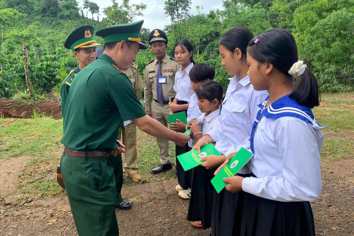 Đồn Biên phòng cửa khẩu Thuận An trao tặng 6 suất quà trị giá 36 triệu đồng cho 6 em học sinh nước bạn ở xã Busara, huyện Petchanda, tỉnh Mondulkiri, vương quốc Campuchia