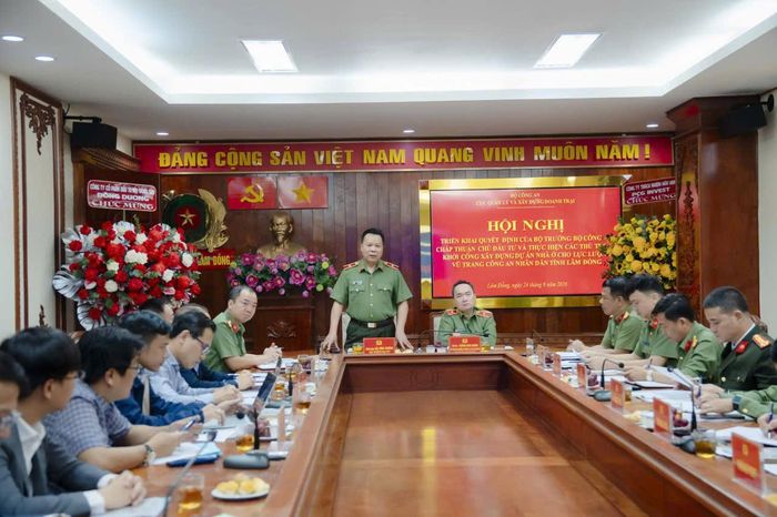 Quang cảnh Hội nghị triển khai Quyết định của Bộ trưởng Bộ Công an chấp thuận chủ đầu tư và thực hiện các thủ tục khởi công xây dựng dự án nhà ở cho lực lượng vũ trang CAND tỉnh Lâm Đồng. Ảnh Lê Tiến
