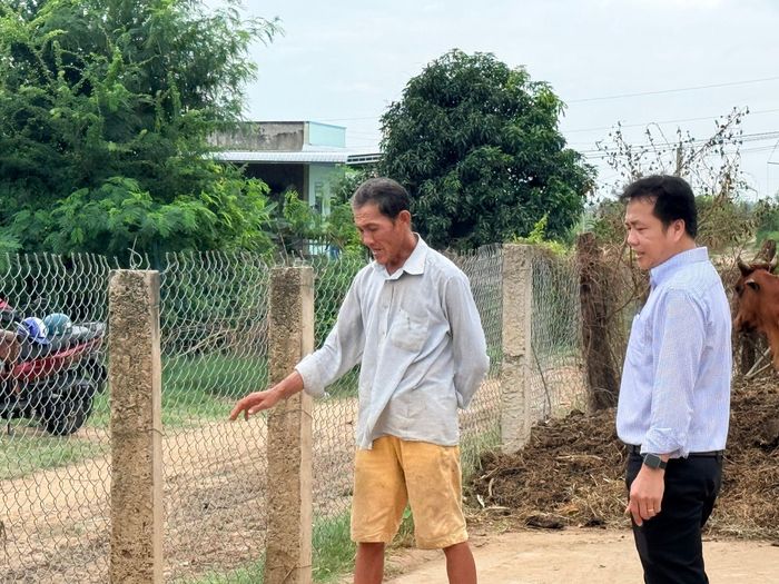 Ông Nguyễn Thanh Tùng tự nguyện hiến phần sân nhà và ruộng bắp để làm đường