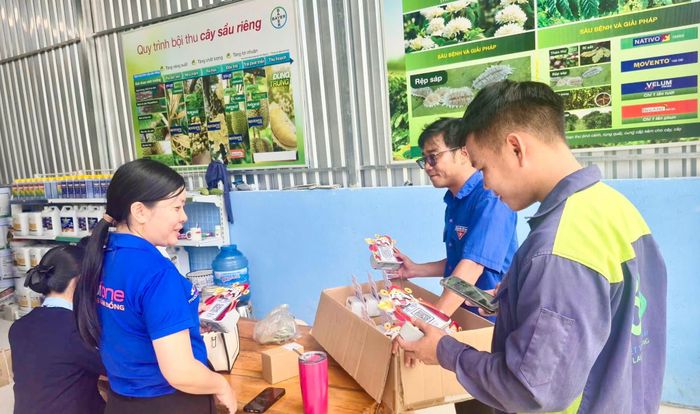 Ở xã Đạ Tẻh 2, những mã QR được đặt tại các cửa hàng, quầy dịch vụ