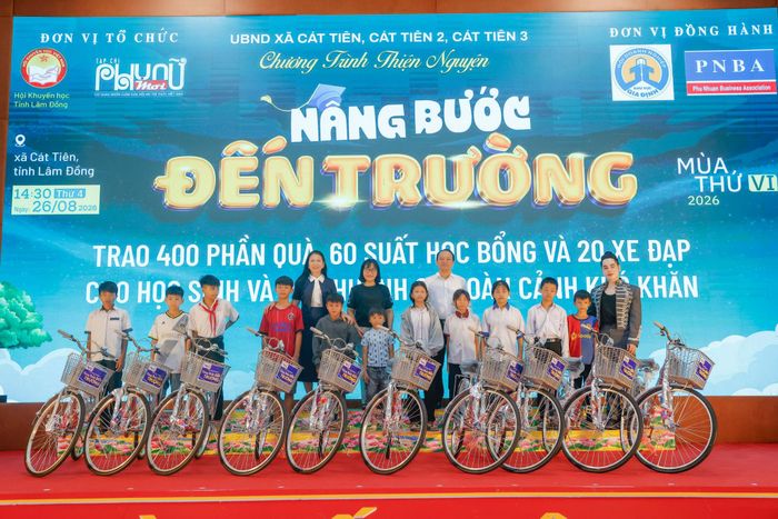 Nhiều phần quà thiết thực được trao, giúp các em vững bước đến trường