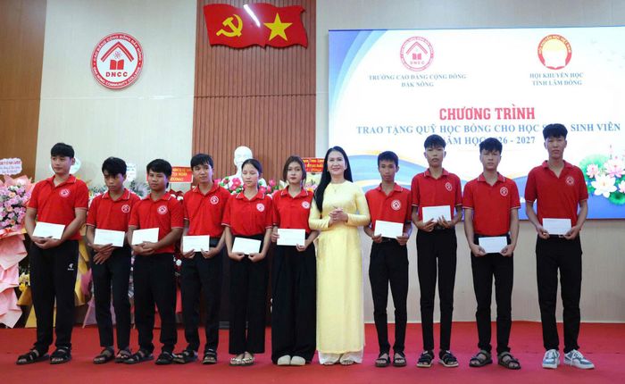 Những suất học bổng được trao giúp các em học sinh có hoàn cảnh khó khăn thêm vững bước đến trường