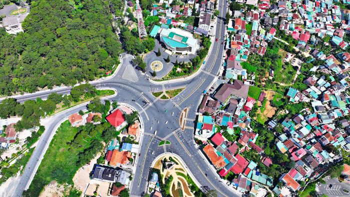 Hạ tầng giao thông khu vực trung tâm Đà Lạt được định hướng cải tạo, kết hợp phát triển không gian ngầm và các bến bãi đỗ xe nhằm giảm áp lực giao thông. (Ảnh: Chính Thành)