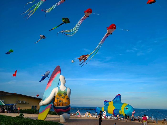 Bãi biển Bikini Beach, phường Tiến Thành luôn nhộn nhịp khách dịp cuối tuần
