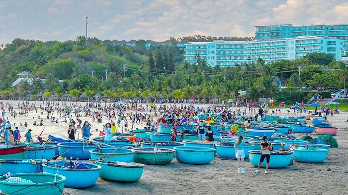Du khách vui chơi tại Bãi tắm Đá Ông Địa, phường Phú Thủy