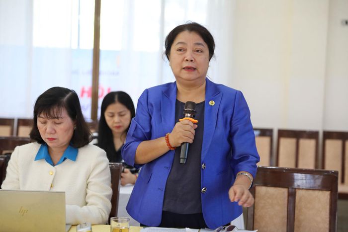 Phó Chủ Tịch Liên đoàn Lao động TP Hà Nội Nguyễn Thị Thu Thủy trao đổi tại hội thảo