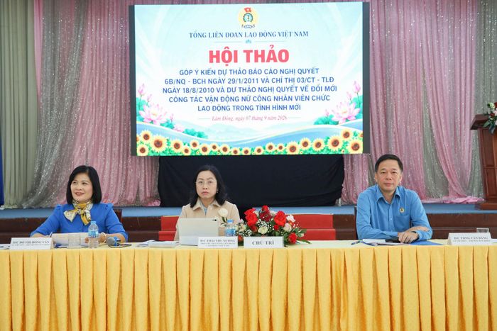 Các đại biểu chủ trì tại hội thảo