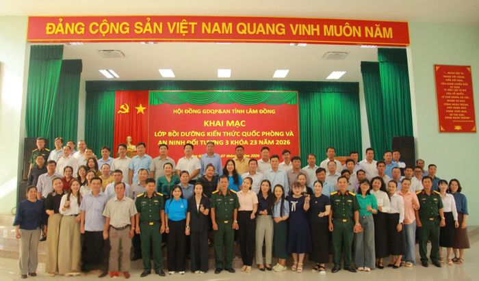 Lãnh đạo Bộ CHQS tỉnh, Trung đoàn Bộ binh 812 chụp hình lưu niệm cùng các học viên tham gia lớp bồi dưỡng kiến thức quốc phòng và an ninh
