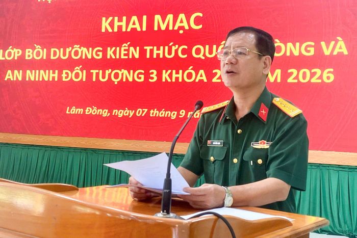 Đại tá Đinh Hồng Quân, Phó Chính ủy Bộ CHQS tỉnh phát biểu khai mạc