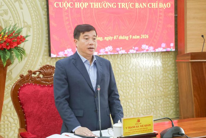 Đồng chí Y Thanh Hà Niê Kđăm, Ủy viên Ban Chấp hành Trung ương Đảng, Bí thư Tỉnh ủy, Trưởng Đoàn ĐBQH tỉnh, Trưởng Ban Chỉ đạo phòng, chống tham nhũng, lãng phí, tiêu cực tỉnh phát biểu tại cuộc họp