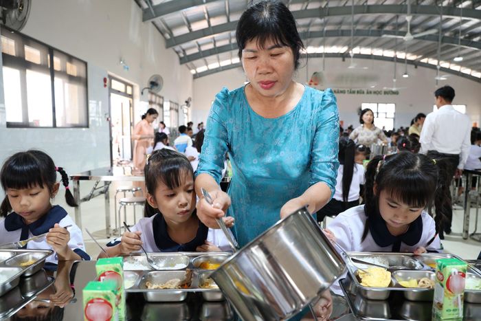 Giáo viên chủ nhiệm tham gia hỗ trợ học sinh lớp 1 ngày đầu ăn tại trường