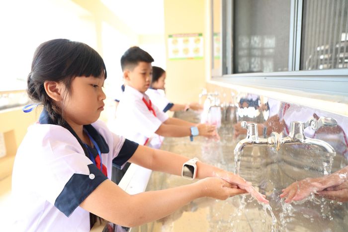 Học sinh được hướng dẫn rửa tay trước khi vào ăn trưa