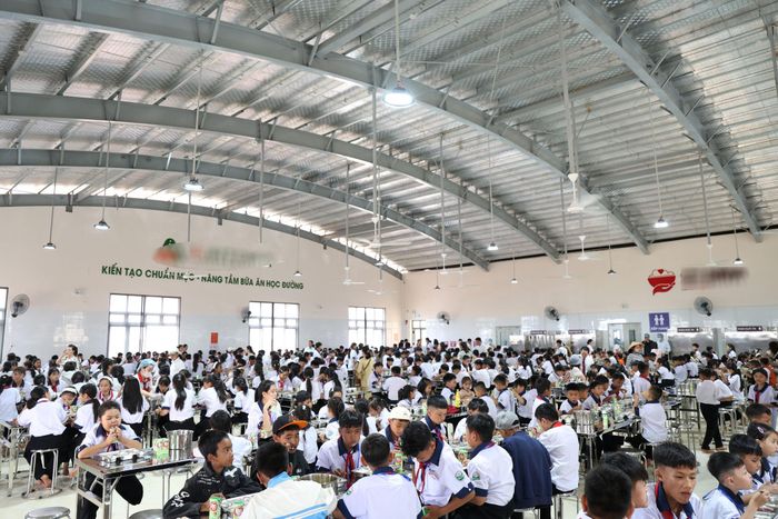 Gần 900 học sinh ăn trưa tại Trường Phổ thông nội trú liên cấp Tiểu học và THCS Thuận An