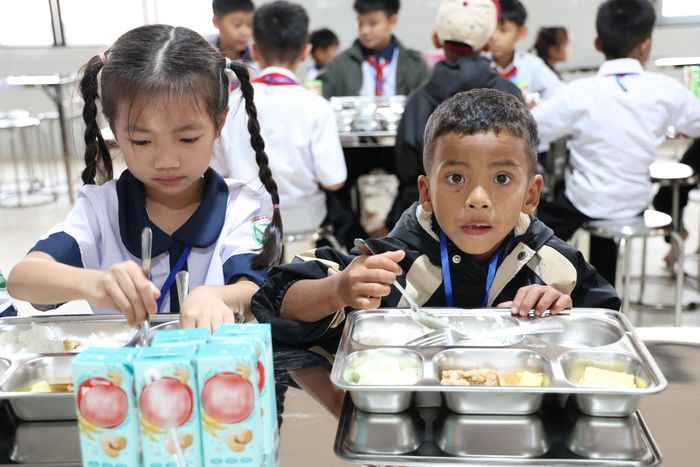 Mỗi khẩu phần ăn của học sinh gồm cơm và sữa hộp