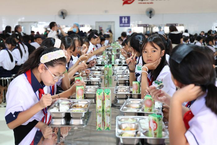Học sinh dùng bữa trưa tại trường gồm 1 phần cơm và 1 hộp sữa