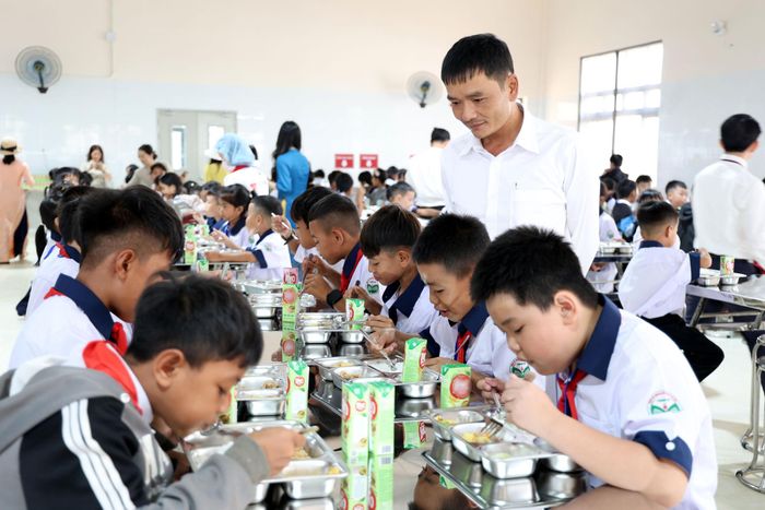 Ông Ngô Cự Quý, Phó Hiệu trưởng Trường Phổ thông nội trú liên cấp Tiểu học và THCS Thuận An cho biết, các em được rèn luyện tính tự lập khi theo học tại trường