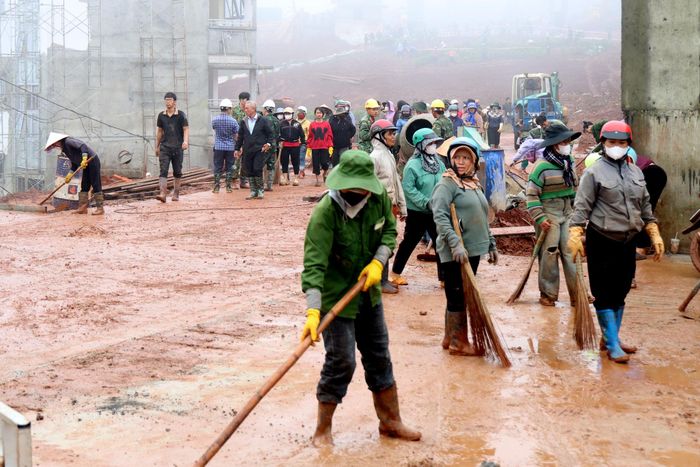 Hơn 200 phụ huynh đã sắp xếp công việc gia đình để tham gia dọn dẹp vệ sinh trường học