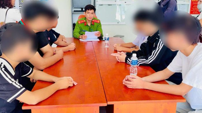 Lực lượng Công an phường La Gi tuyên truyền, nhắc nhở học sinh