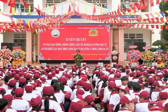Công an phường Lang Biang - Đà Lạt phối hợp với Trường THCS Hùng Vương tổ chức tuyên truyền về an toàn giao thông cho học sinh