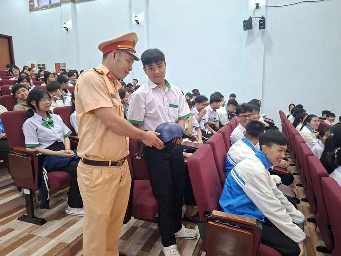 Tặng mũ bảo hiểm cho học sinh tham gia tìm hiểu kiến thức an toàn giao thông tại Trường THPT Chuyên Nguyễn Chí Thanh, phường Nam Gia Nghĩa
