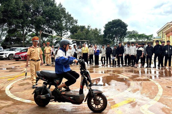 Hướng dẫn học sinh cấp 2 điều khiển xe đạp điện tham gia giao thông