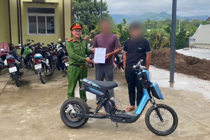 Công an xã Bảo Lâm 3 tuyên truyền, vận động gia đình học sinh không sử dụng xe điện bị “độ, chế”, góp phần bảo đảm an toàn giao thông trước năm học mới