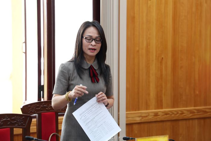 Phó Giám đốc Sở Văn hóa, Thể thao và Du lịch Lê Thị Trúc Linh báo cáo các phương án thiết kế Bộ nhận diện Festival Hoa Đà Lạt 2026