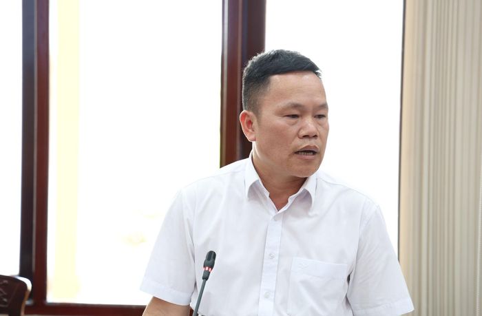 Phó Giám đốc Trung tâm Văn hóa và Quản lý Công viên Địa chất Đắk Nông Nguyễn Ngọc Khai giới thiệu các mẫu logo