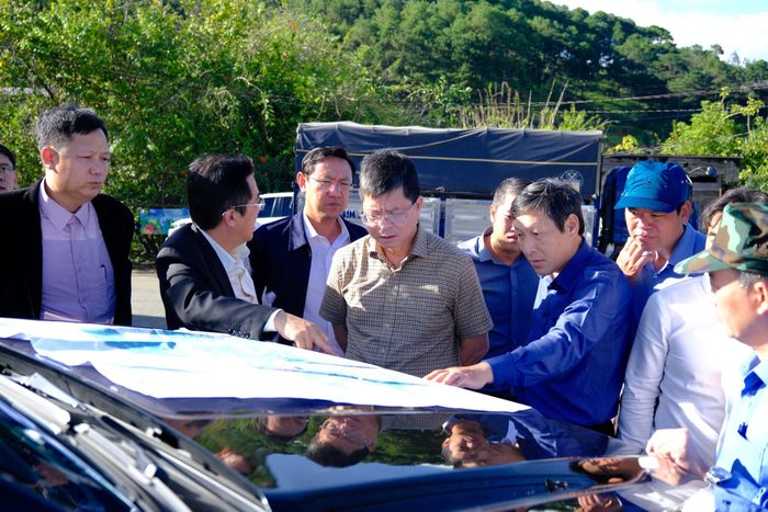 Đồng chí Nguyễn Hồng Hải, Ủy viên Ban Thường vụ Tỉnh ủy, Phó Chủ tịch UBND tỉnh (thứ tư từ trái qua) đi khảo sát thực tế tại dự án quy hoạch Khu đô thị mới phường 11, 12 và Xuân Thọ (cũ)