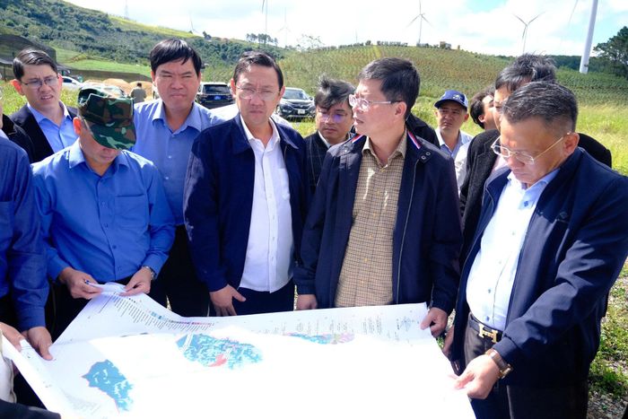 Đồng chí Nguyễn Hồng Hải, Ủy viên Ban Thường vụ Tỉnh ủy, Phó Chủ tịch UBND tỉnh (thứ 2 hàng đầu từ phải qua) đi khảo sát thực tế tại dự án quy hoạch Khu đô thị cửa ngõ phía Đông Nam