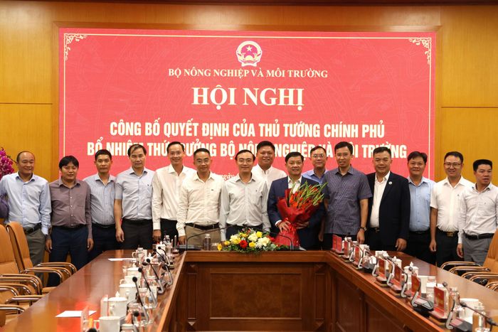 Các đại biểu dự hội nghị chụp hình lưu niệm chúc mừng Thứ trưởng Bộ Nông nghiệp và Môi trường Lê Trọng Yên
