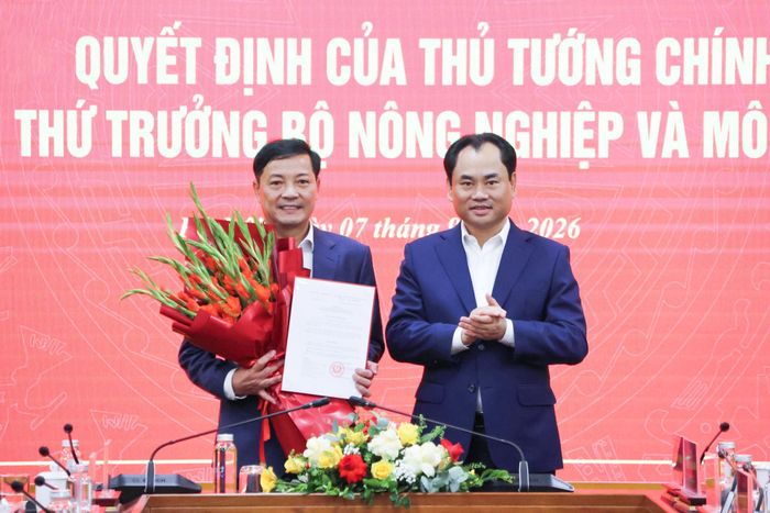Bộ trưởng Trịnh Việt Hùng trao quyết định điều động, bổ nhiệm đồng chí Lê Trọng Yên giữ chức Thứ trưởng Bộ Nông nghiệp và Môi trường