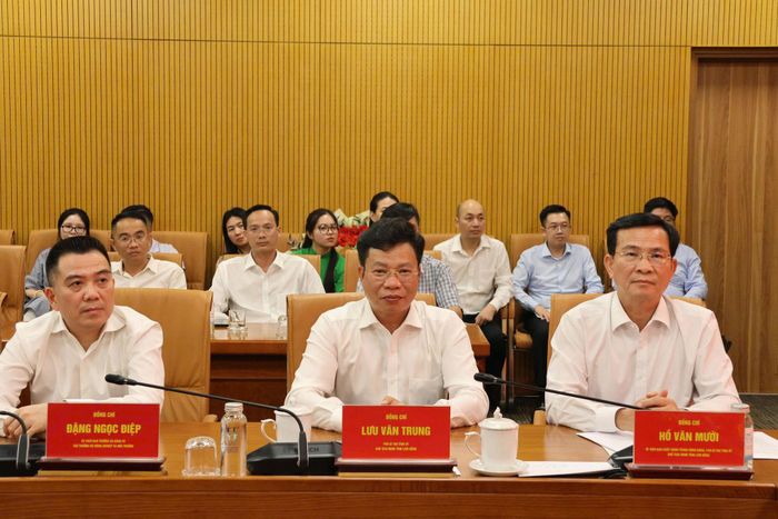 Ủy viên Ban Chấp hành Trung ương Đảng, Phó Bí thư Tỉnh ủy, Chủ tịch UBND tỉnh Hồ Văn Mười (thứ nhất bên phải qua) và Phó Bí thư Tỉnh ủy, Chủ tịch HĐND tỉnh Lưu Văn Trung (ở giữa) tham dự buổi lễ