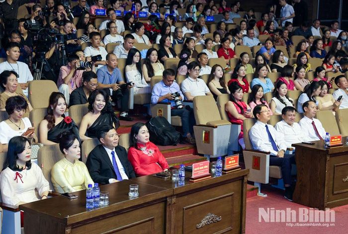 Đồng chí Đinh Thị Lụa, Phó Bí thư Tỉnh ủy, Chủ tịch Ủy ban MTTQ Việt Nam tỉnh và các đại biểu dự đêm chung kết.