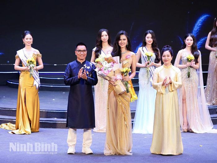Đồng chí Hoàng Thị Hoài Phương, Tỉnh ủy viên, Phó Giám đốc Báo và phát thanh, truyền hình Ninh Bình và nhà báo Ngô Bá Lục trao danh hiệu Người đẹp thứ ba cho thí sinh Dương Khánh Huyền, SBD 125.