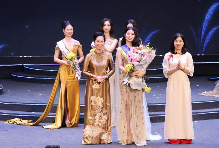 Đồng chí Trần Thị Kim Dung, Phó Trưởng ban Tuyên giáo Tỉnh ủy và NSND Lan Hương trao danh hiệu Người đẹp thứ hai cho thí sinh Nguyễn Bích Ngọc, SBD 59.