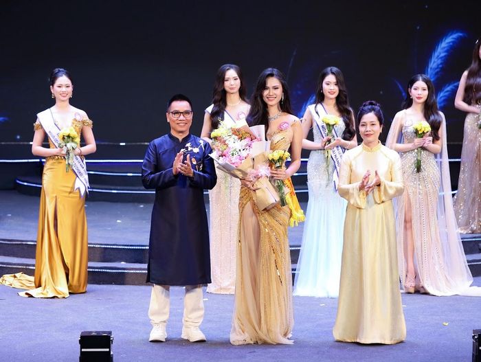 Đồng chí Hoàng Thị Hoài Phương, Tỉnh ủy viên, Phó Giám đốc Báo và phát thanh, truyền hình Ninh Bình và nhà báo Ngô Bá Lục trao danh hiệu Người đẹp thứ ba cho thí sinh Dương Khánh Huyền, SBD 125.