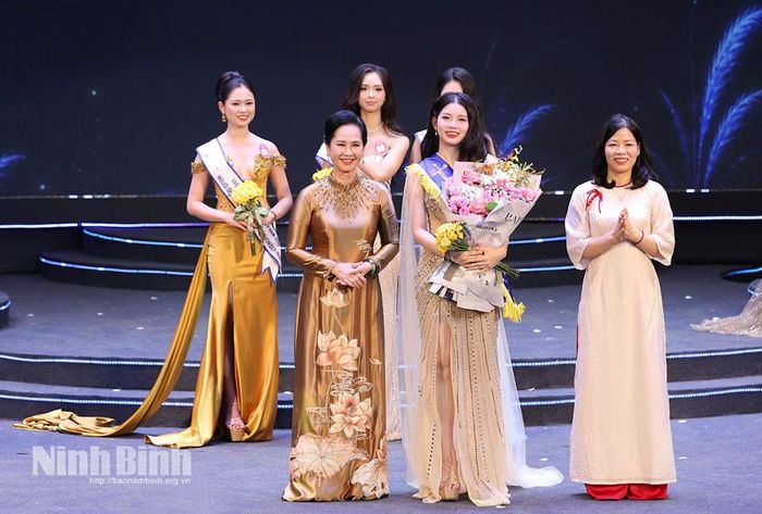 Đồng chí Trần Thị Kim Dung, Phó Trưởng ban Tuyên giáo Tỉnh ủy và NSND Lan Hương trao danh hiệu Người đẹp thứ hai cho thí sinh Nguyễn Bích Ngọc, SBD 59.