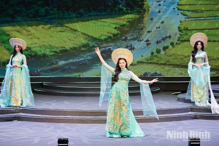 Thí sinh trình diễn bộ sưu tập áo dài “Hương nghề - Sắc đất” của Nhà thiết kế Hà Silk.