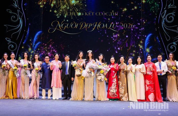 Các đồng chí lãnh đạo, đại biểu và Ban Tổ chức chụp ảnh lưu niệm cùng các thí sinh.